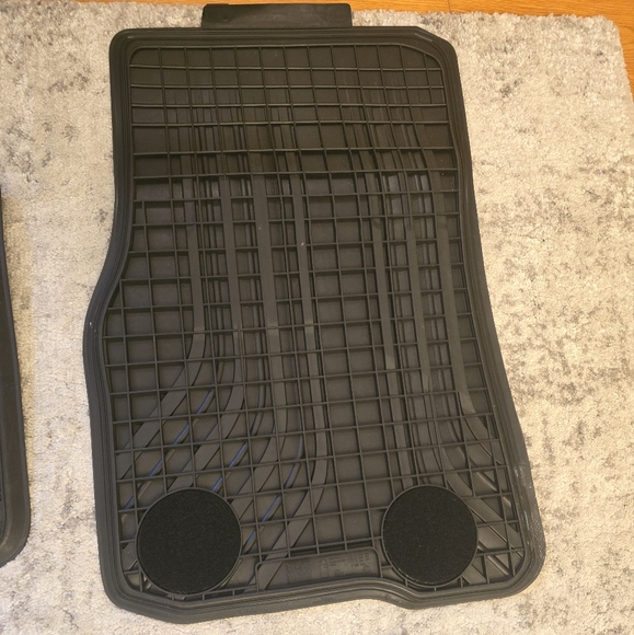 Authentic BMW 3 Series Rubber Mats like new - Picture 6 of 7